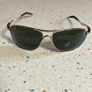 I’m selling a pair of men’s Oakley crosshair sunglasses non polarized